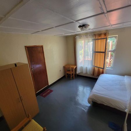 Maddy'S Kitchen And Accomodation 吉塞尼 外观 照片